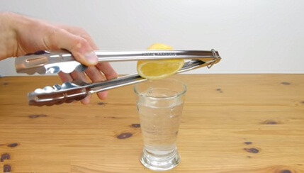easy way to squeeze juice from lemon