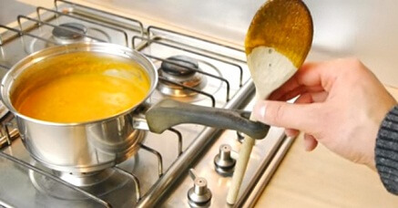 use saucepan as a stand for wooden spoon