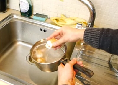 use saucepan to peel boiled eggs easily