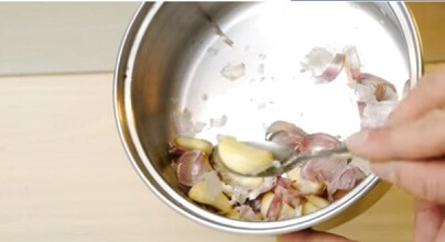 use saucepan to peel garlic fast